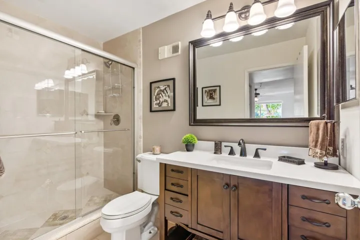 103 YC 104 MASTER BATH