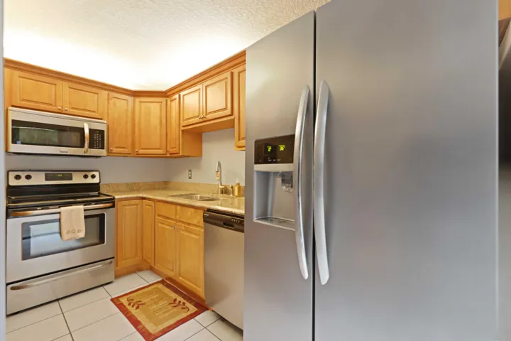 825 Center St #39D - Kitchen