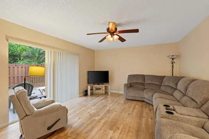825 Center St #39D - Living Room(5)