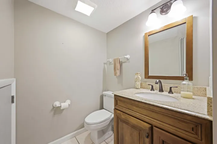 825 Center St #39D - Powder Room