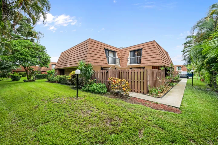 825 Center St #39D - Front