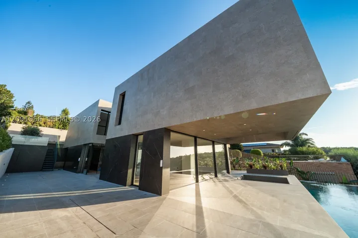 Large wrap patio