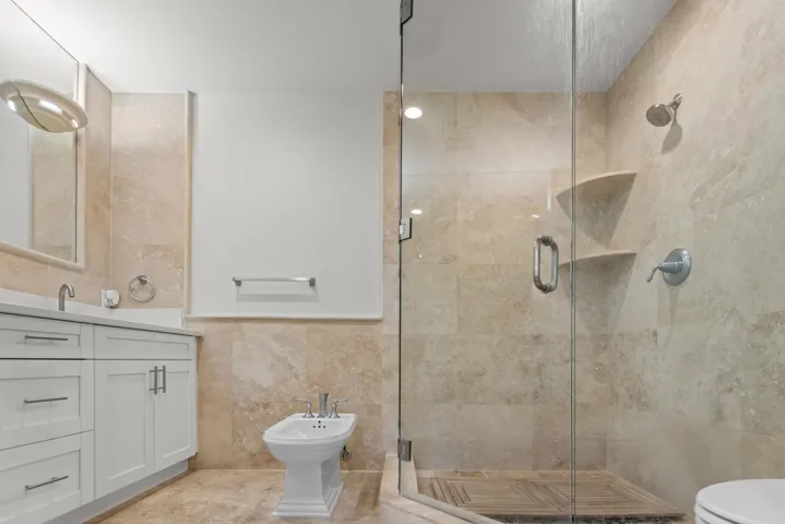 DownStairs BathB