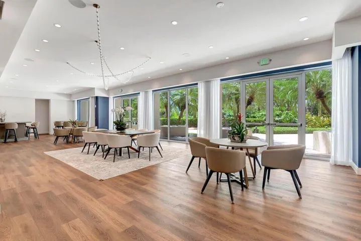 PARTY ROOM