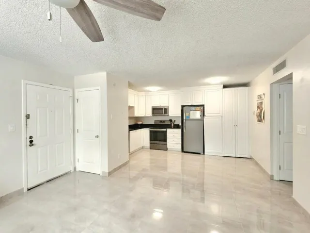 LIVING/DINING AREA