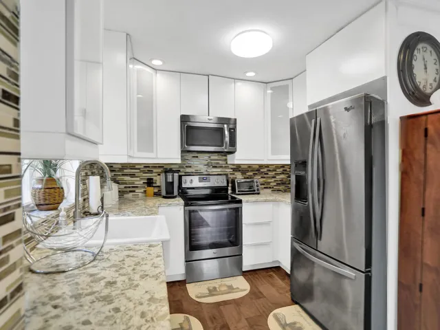 Kitchen with Granite & SS