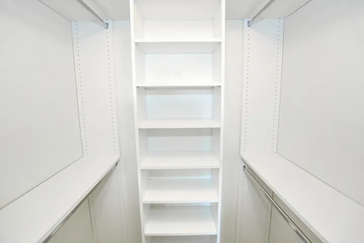 028-036-Master Closet-4200x2800