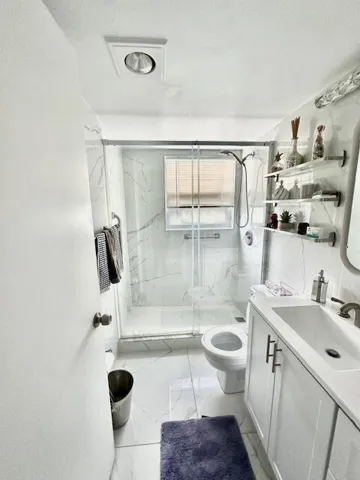 Main Bathroom w/Shower