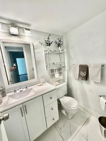 1/2 Bathroom