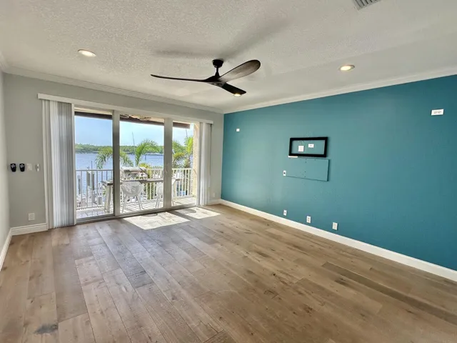 2nd floor-Living room
