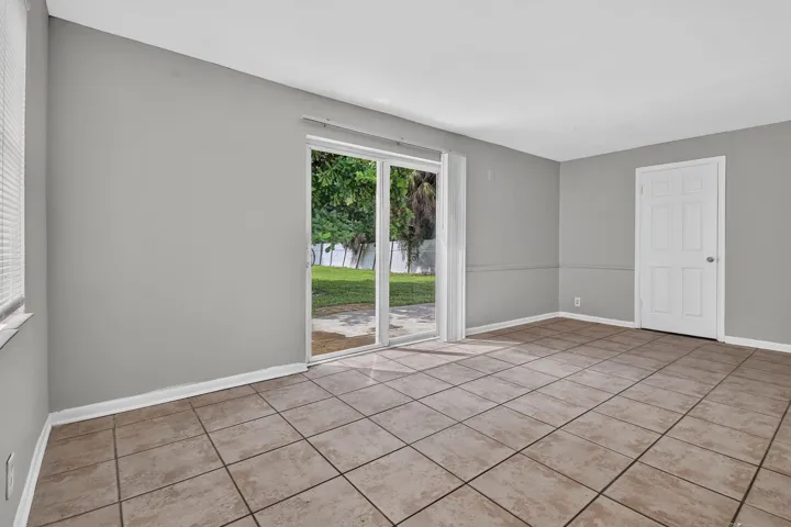 1037W28thSt(12)