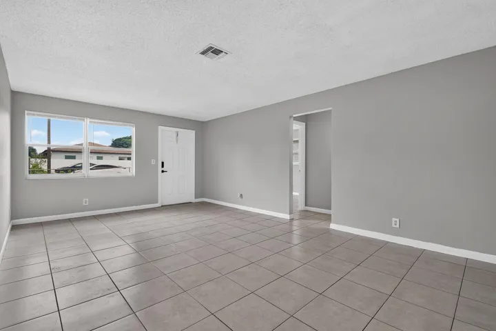 1037W28thSt(6)