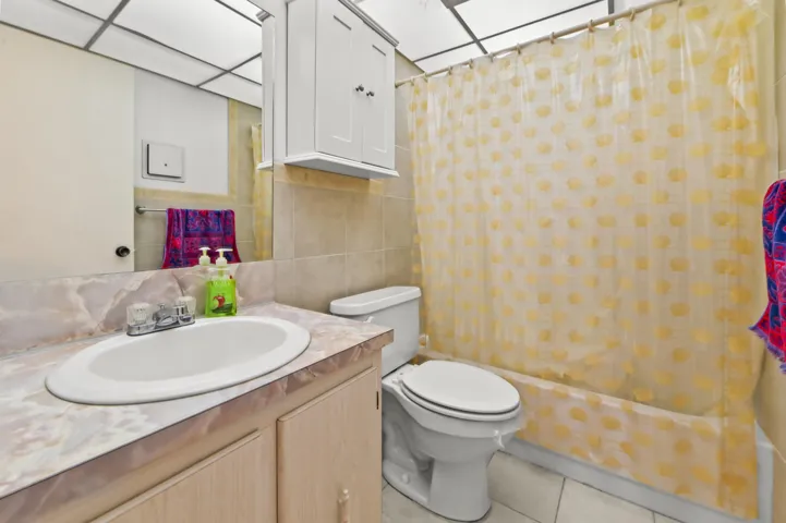 14 Bathroom 03
