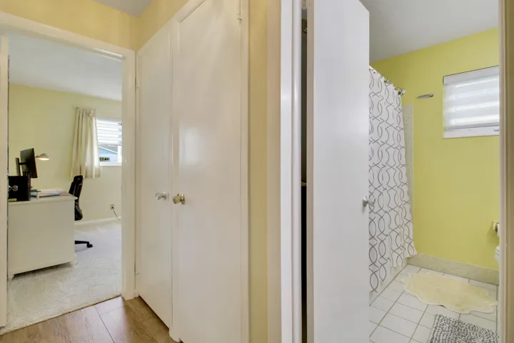 Hall / guest bath