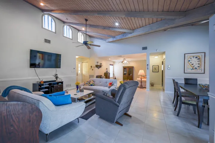 8129-LivingRoom7