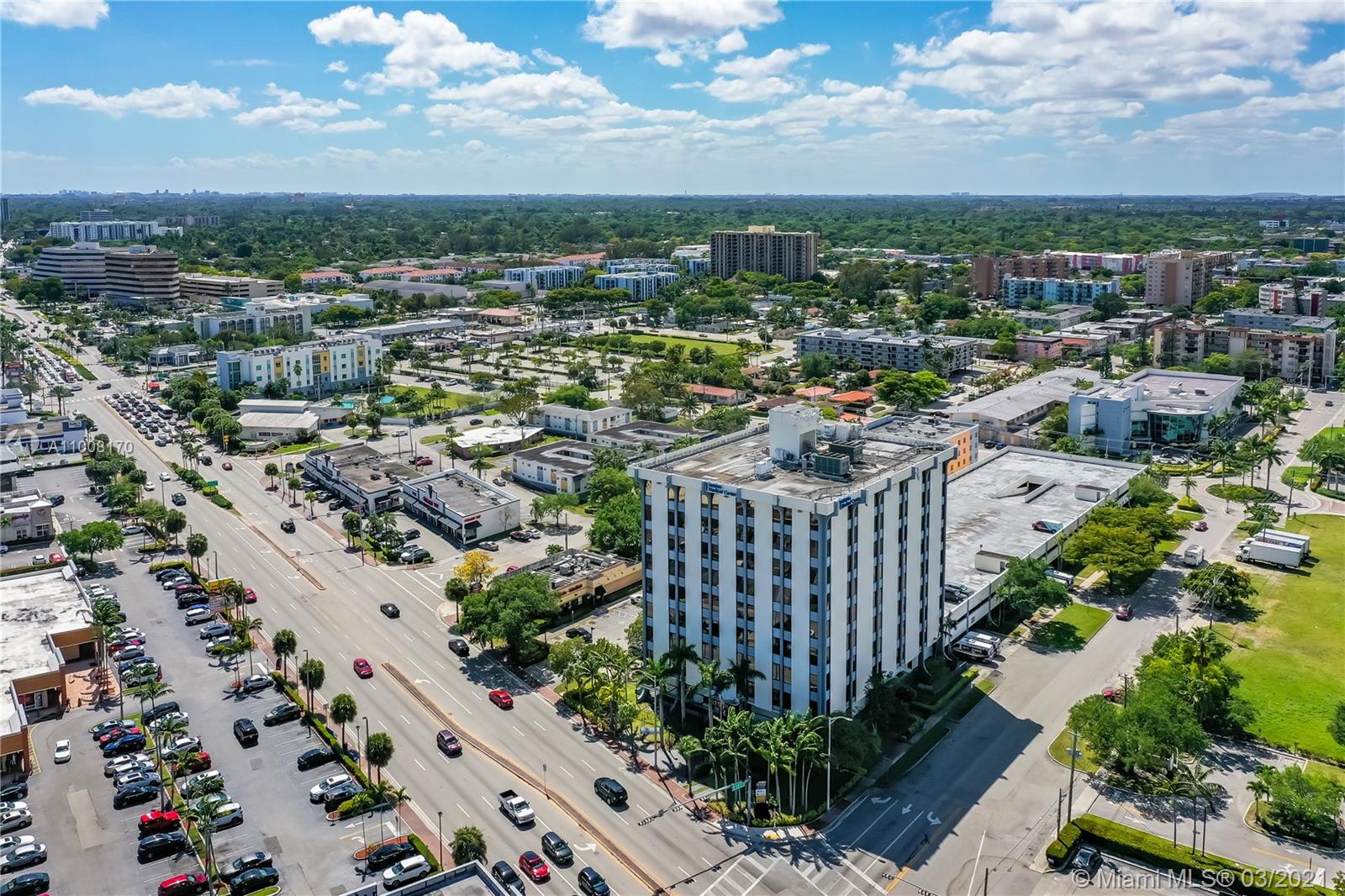 2.9 miles from the Beach - Bal Harbor Shops and 2.9 miles from Hwy 95 - Great Location!