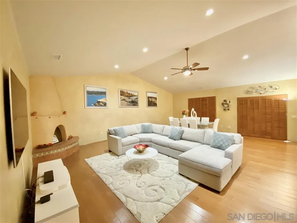 https://cdn.realtyfeed.com/cdn/127/200013286/a6faf001c1f0397f0c09a35f673ee3c4.webp