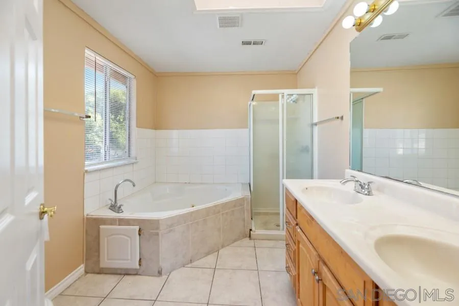 https://cdn.realtyfeed.com/cdn/127/200049411/6d8ed8eb54bb0c7d4697f7759fd75574.webp