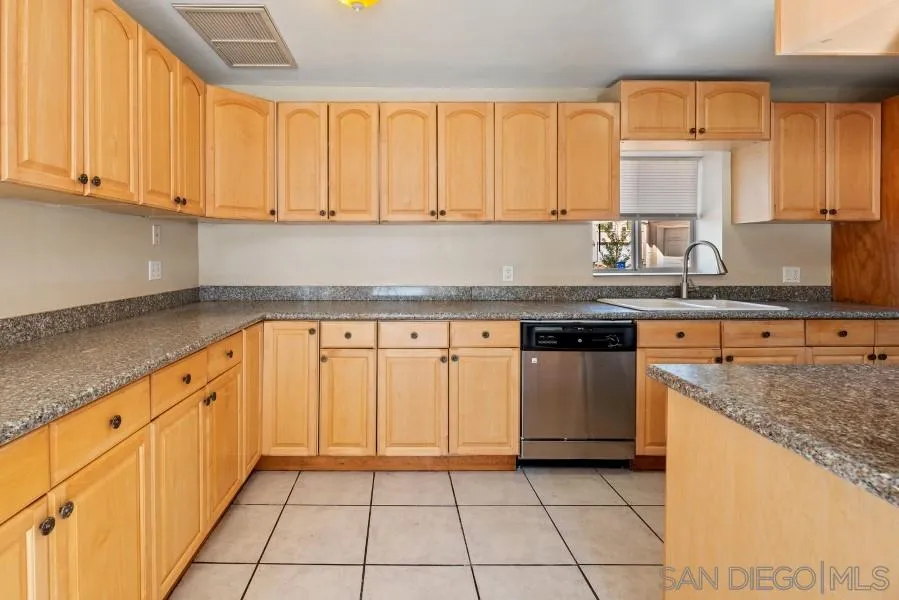 https://cdn.realtyfeed.com/cdn/127/200049411/b2b72478ef87f71f71f7d391a94e6516.webp