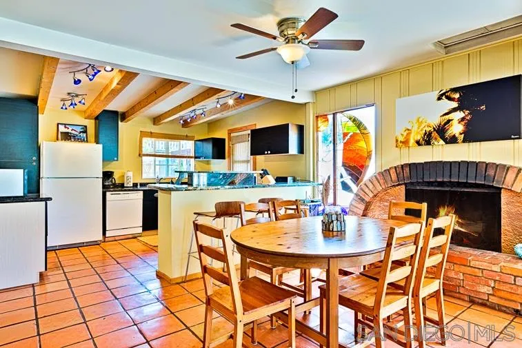 https://cdn.realtyfeed.com/cdn/127/200050837/e98cecd7db08772392647a369d731e53.webp