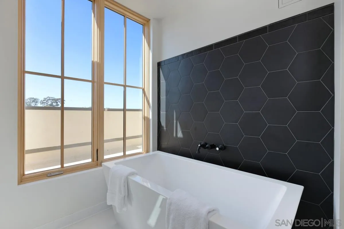 https://cdn.realtyfeed.com/cdn/127/200051140/de92602945084309bbc360cb95cc9ea9.webp