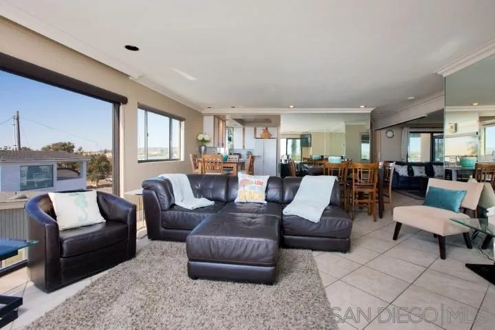 https://cdn.realtyfeed.com/cdn/127/210006943/bd98a409c0b24a204a0aa6da9ee3cea9.webp