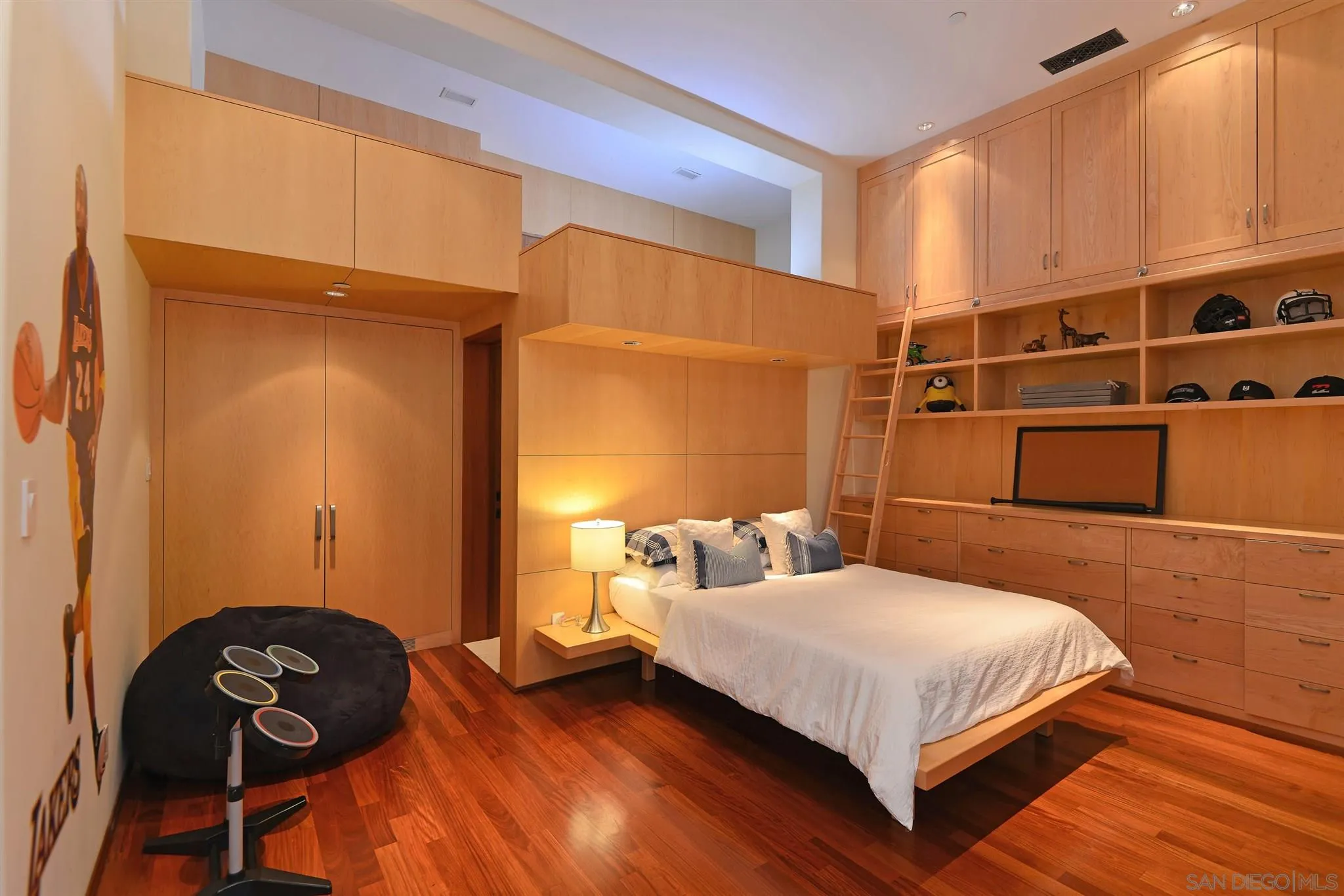 https://cdn.realtyfeed.com/cdn/127/210007445/ef62f3d7024f56e03481638cddd61c01.webp
