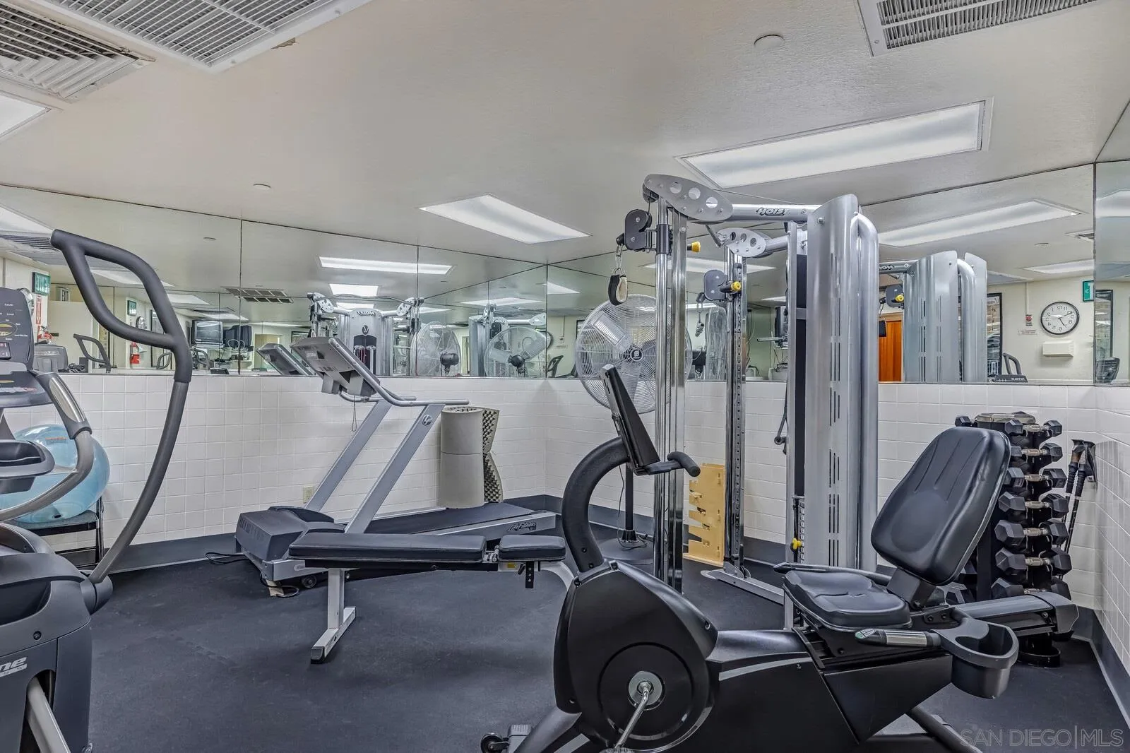 https://cdn.realtyfeed.com/cdn/127/210008200/90f8f2ac2ab738e97676bbd758fd38ce.webp