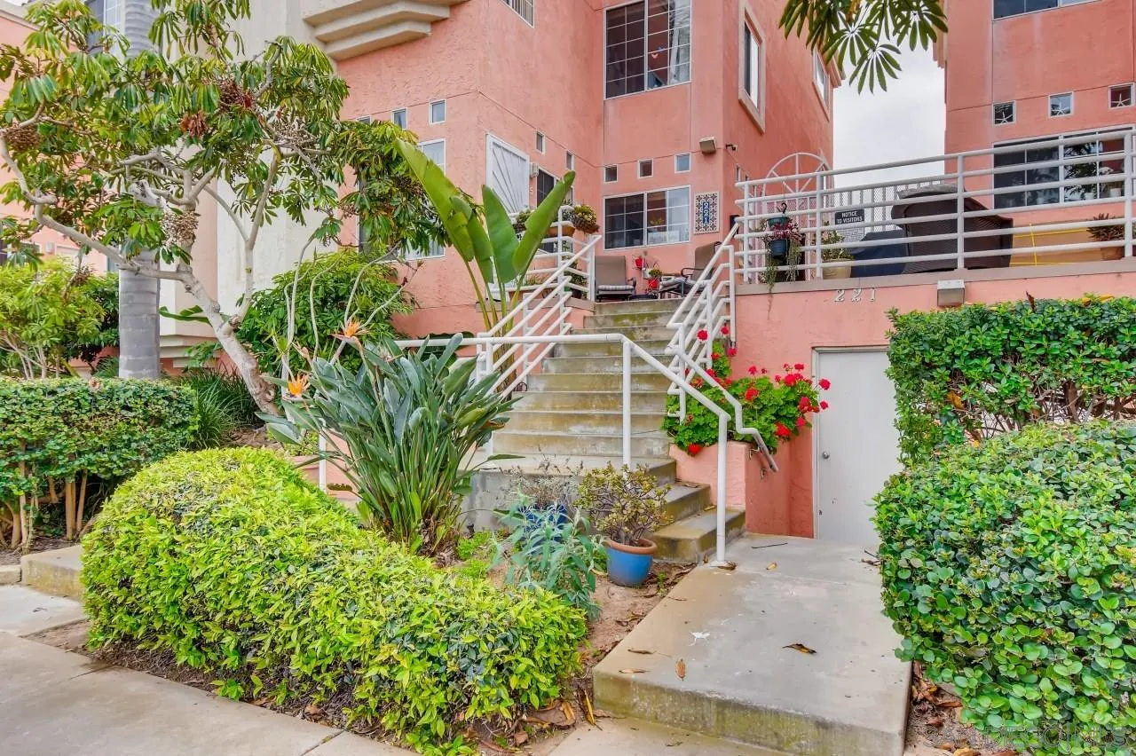 https://cdn.realtyfeed.com/cdn/127/210010242/7b68ae99bb4199e629607f072cddde29.webp
