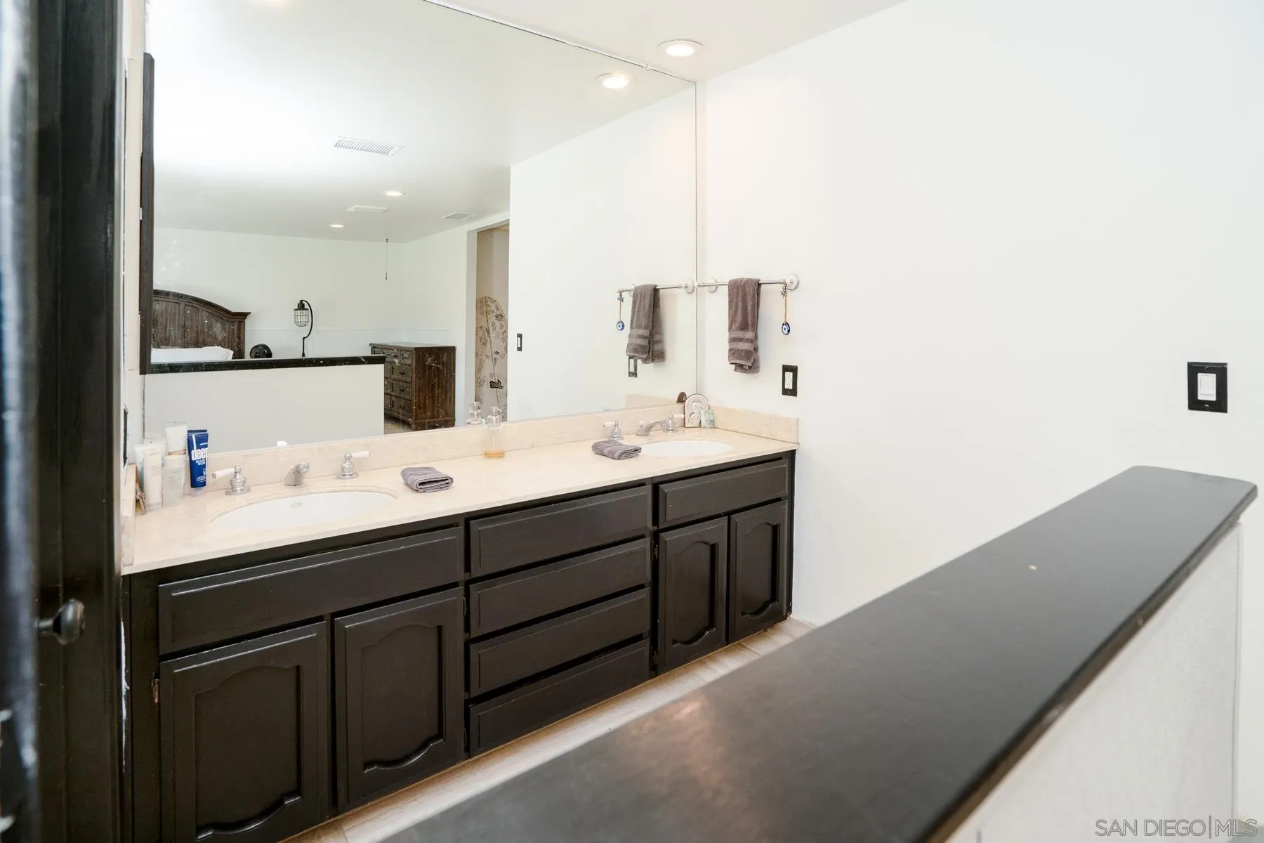 https://cdn.realtyfeed.com/cdn/127/210015350/189d4d8f74adb5a9f080059608440253.webp