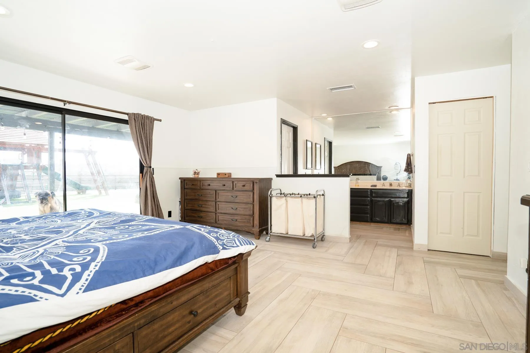 https://cdn.realtyfeed.com/cdn/127/210015350/4cac38dd3c09761ca6e9f257d15a8a0e.webp