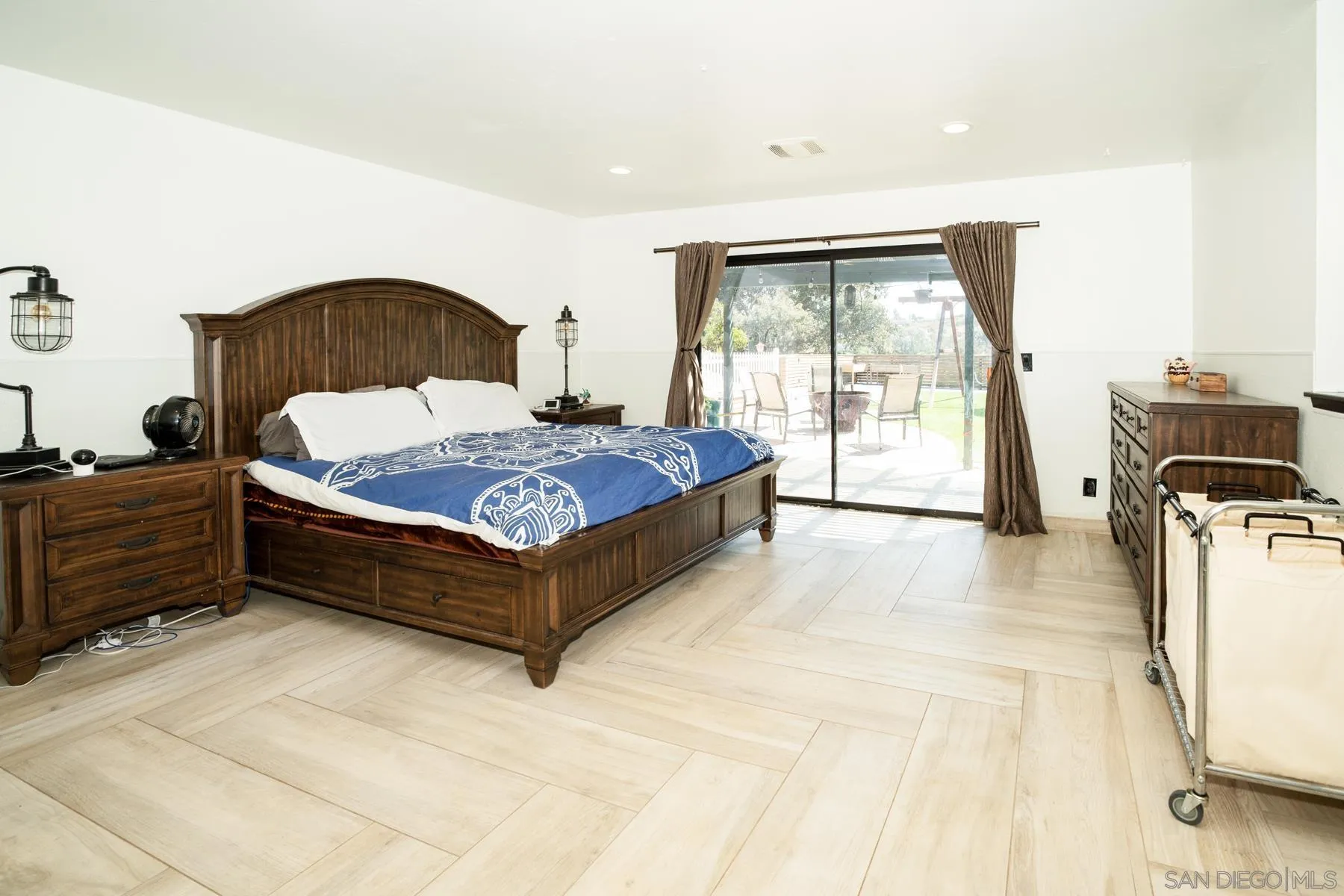 https://cdn.realtyfeed.com/cdn/127/210015350/79a9a7e4ff702e49e42524dbae8430be.webp