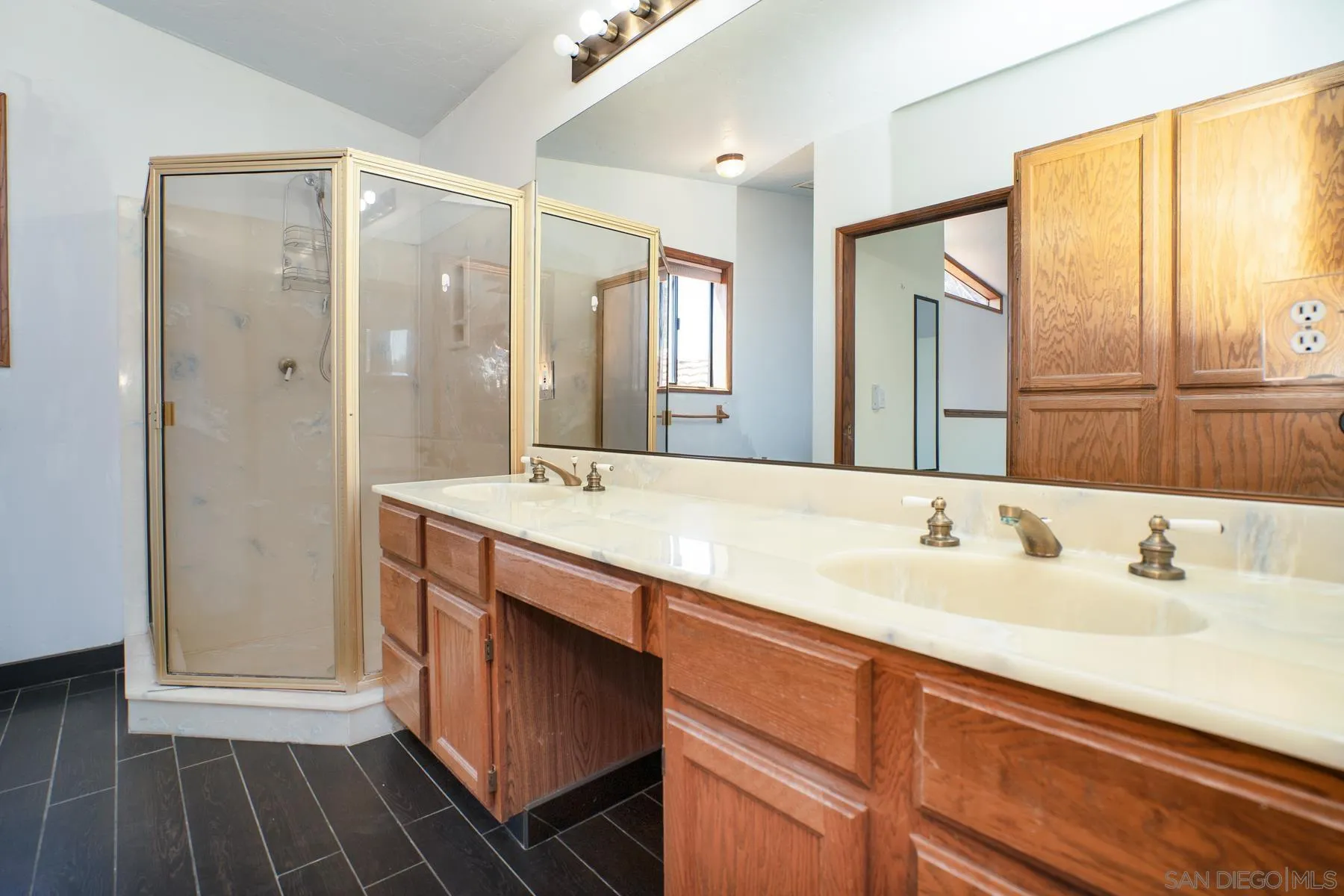 https://cdn.realtyfeed.com/cdn/127/210015350/c37028e062051363ba5325d8b9e636ee.webp