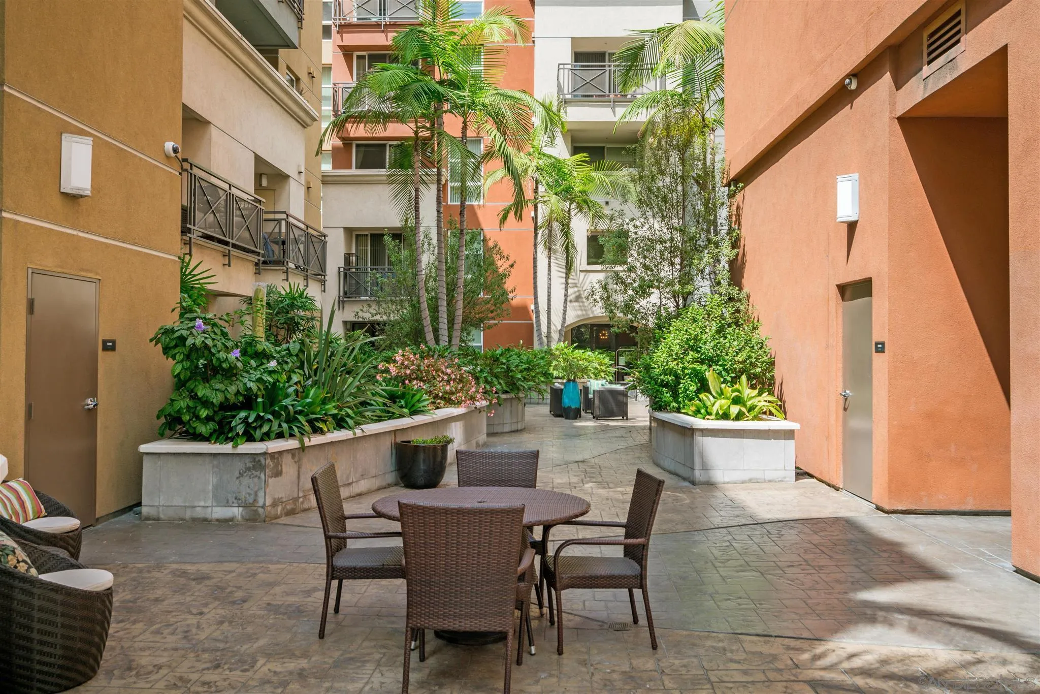 https://cdn.realtyfeed.com/cdn/127/210017836/65f29bce41a5de6e8790584f628dc351.webp