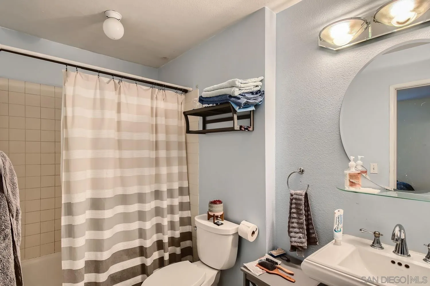 https://cdn.realtyfeed.com/cdn/127/210033666/39eb8ef367eea04616ba93892f5e2cf6.webp
