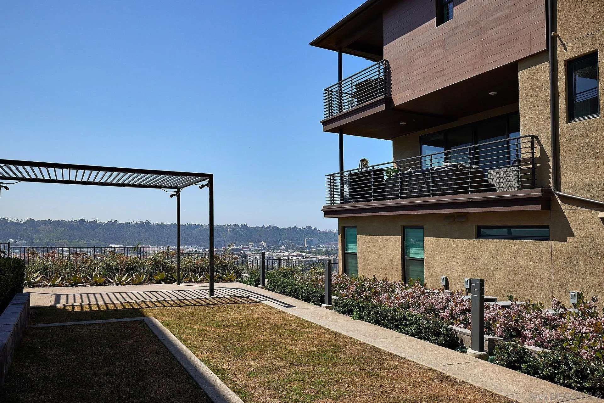 https://cdn.realtyfeed.com/cdn/127/220007877/4049952e0eaa38ab39d61769c93ea218.webp
