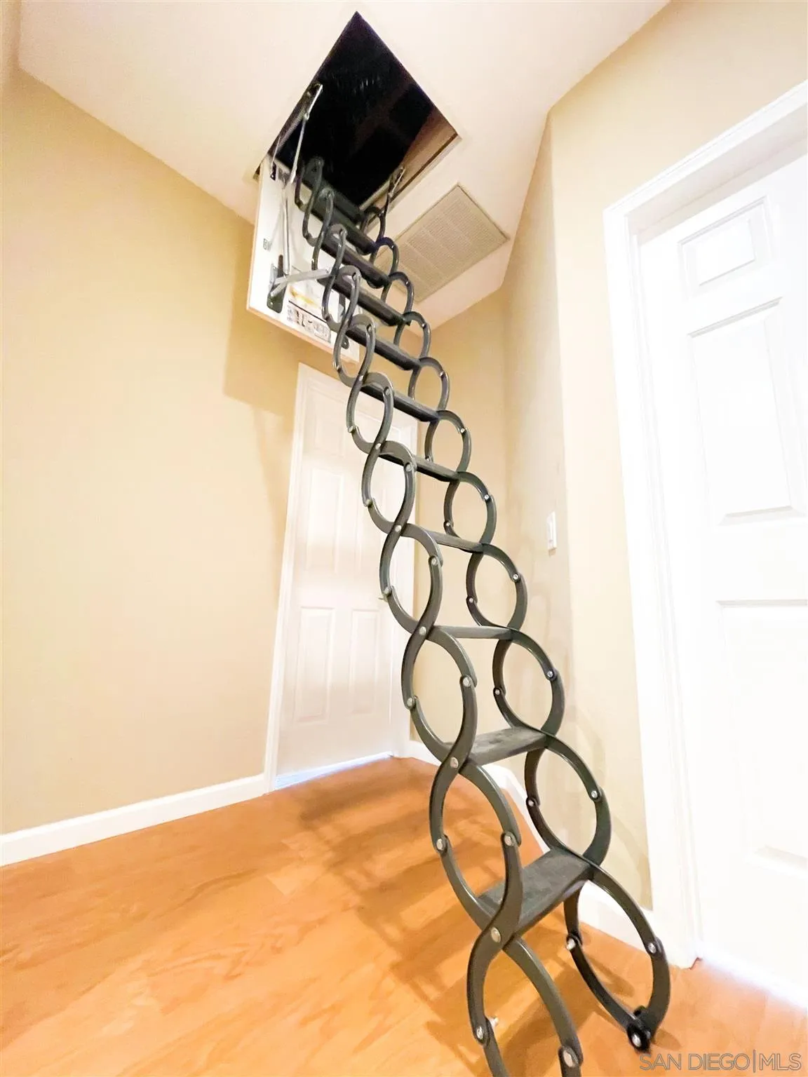 https://cdn.realtyfeed.com/cdn/127/220012244/92451abd96a41012f4df356f61b6f7f3.webp
