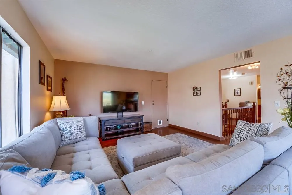 https://cdn.realtyfeed.com/cdn/127/220012469/025f0fe1ffcc9e22dd3ce115d3576ab9.webp
