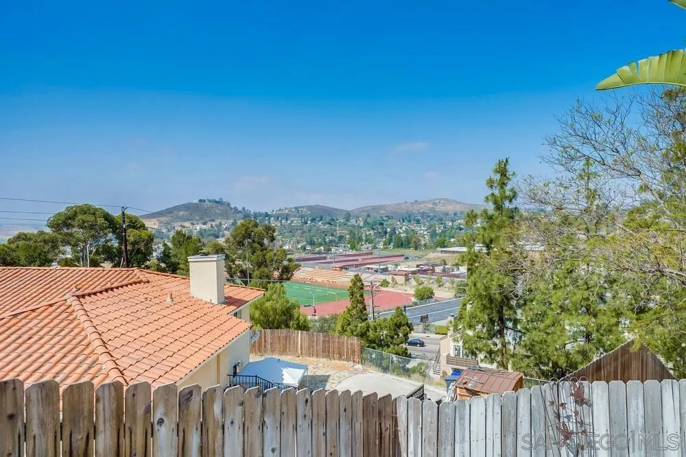 https://cdn.realtyfeed.com/cdn/127/220012469/92bd291354882ccf8bd56f2745175eb7.webp