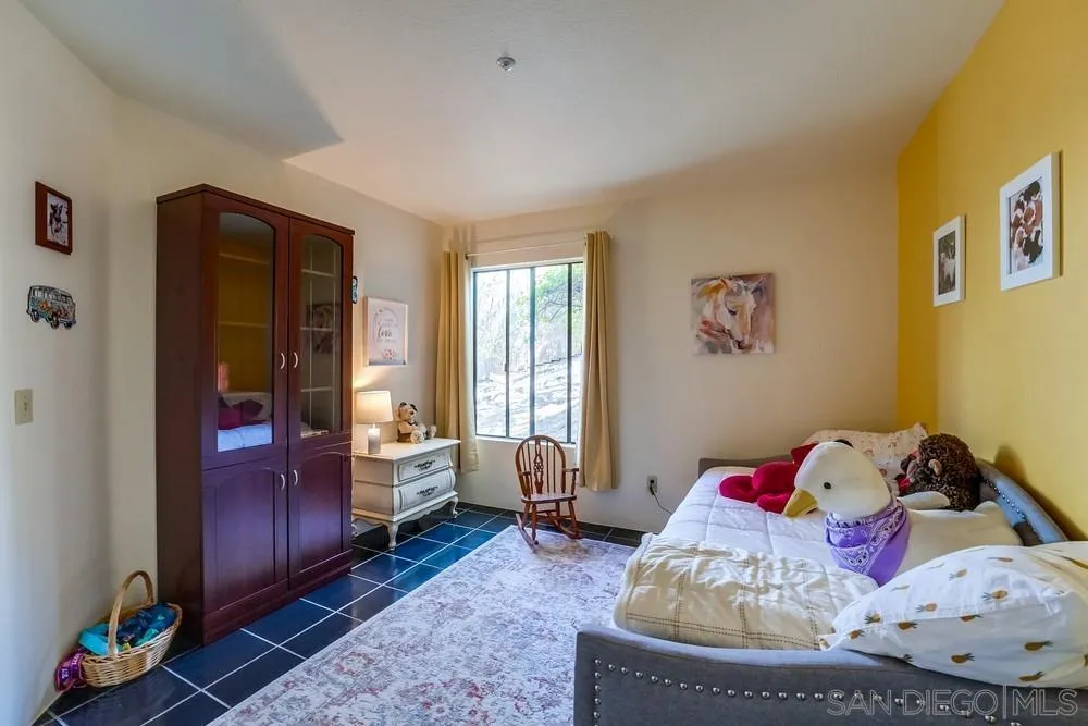https://cdn.realtyfeed.com/cdn/127/220012469/93b8e8af37ffda7a975f8ddcc54a0f95.webp