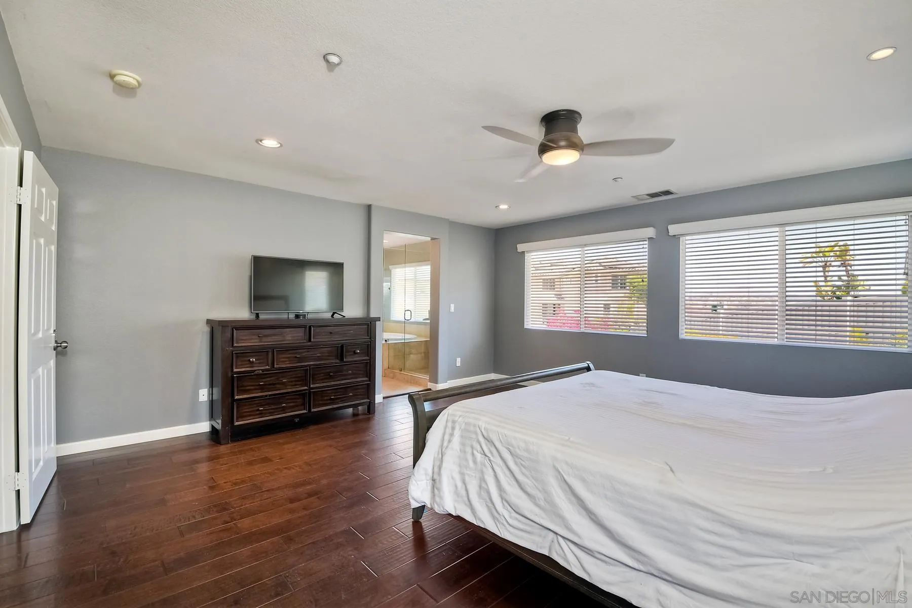 https://cdn.realtyfeed.com/cdn/127/220016315/492193acf68c1073eb505ab33398ba23.webp