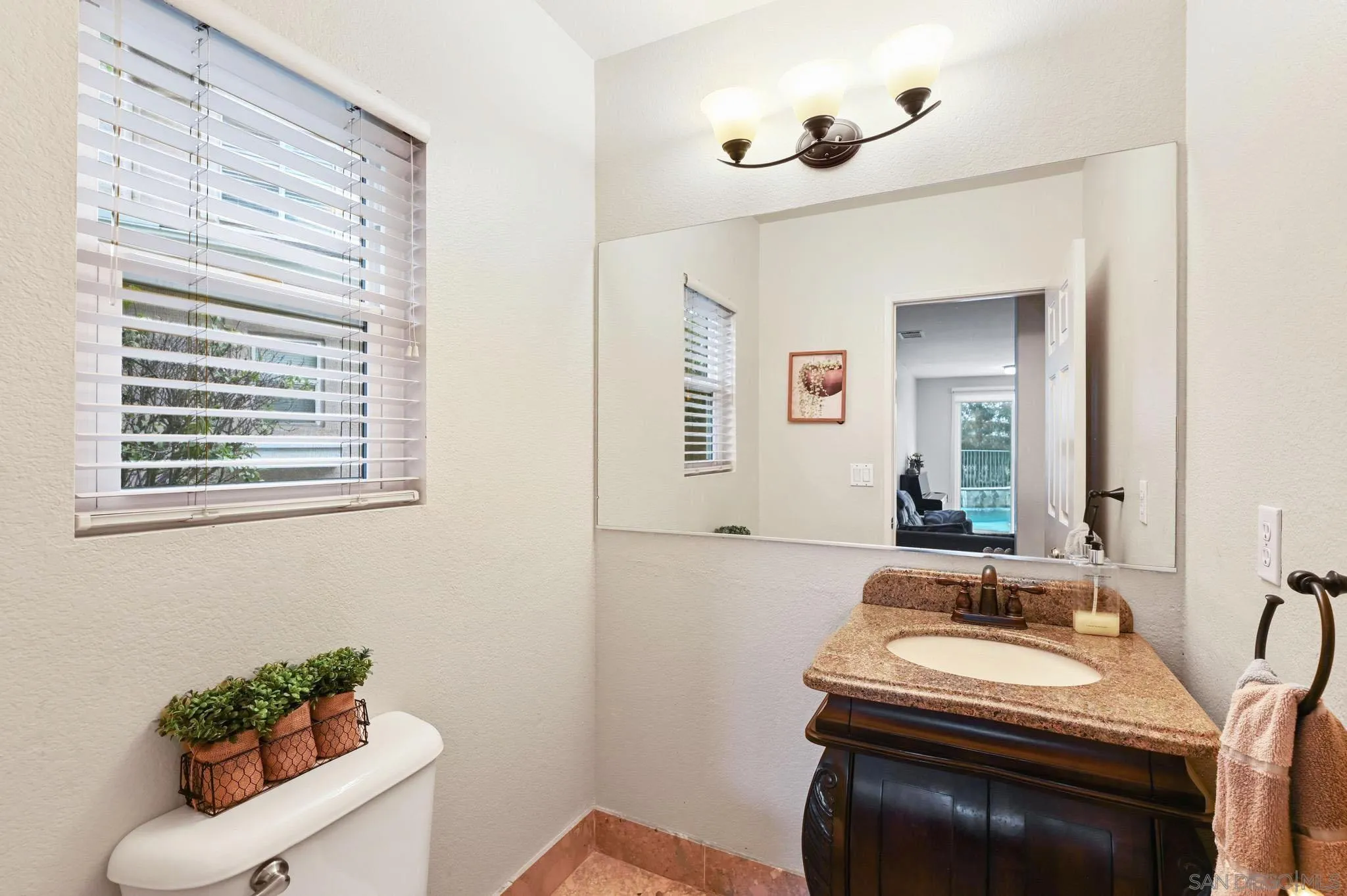 https://cdn.realtyfeed.com/cdn/127/220020513/727afe3d706b47426cbb1207634e6a7f.webp
