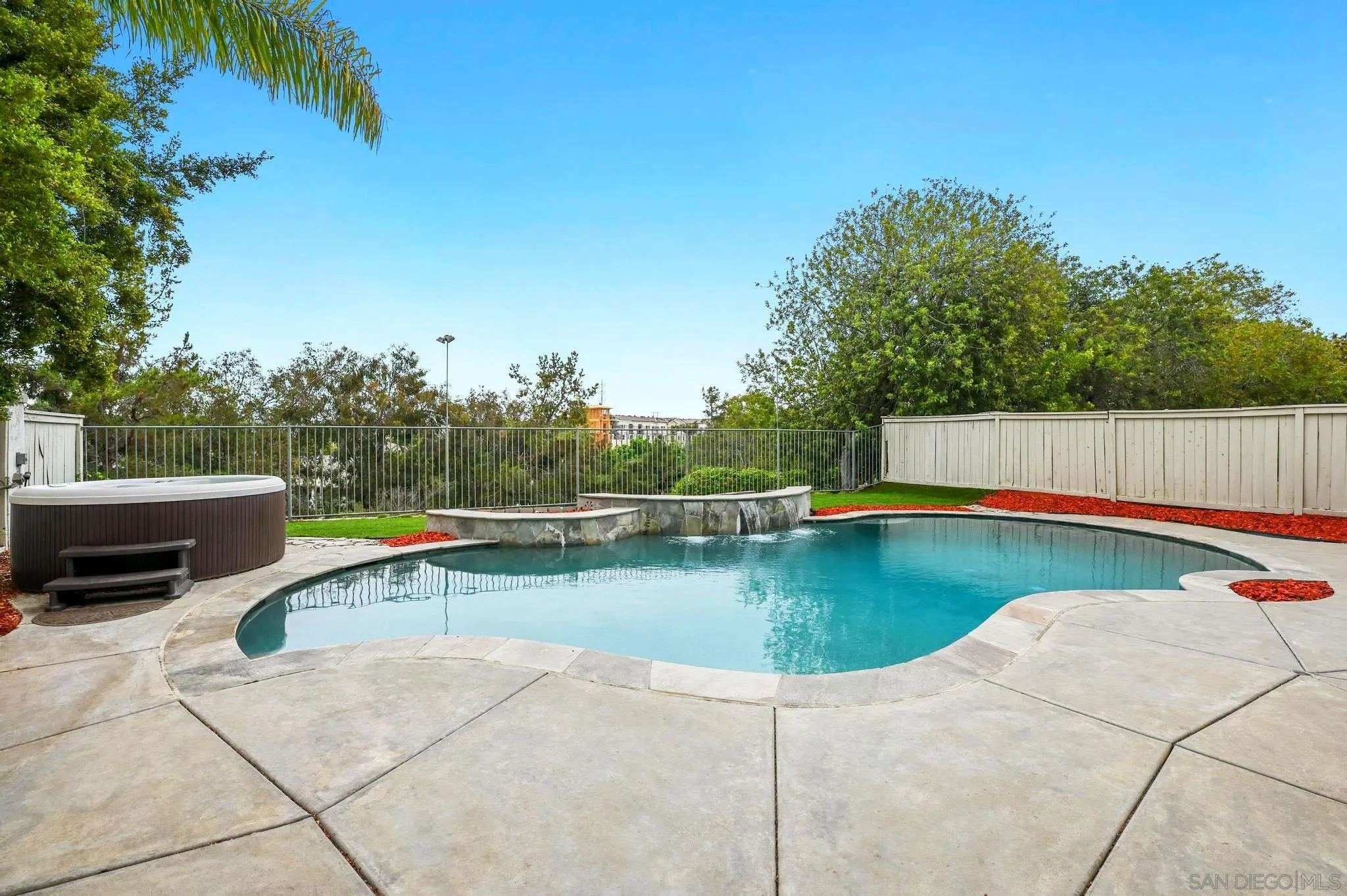 https://cdn.realtyfeed.com/cdn/127/220020513/98a2776e1bb2eda793e41b7c989965c0.webp