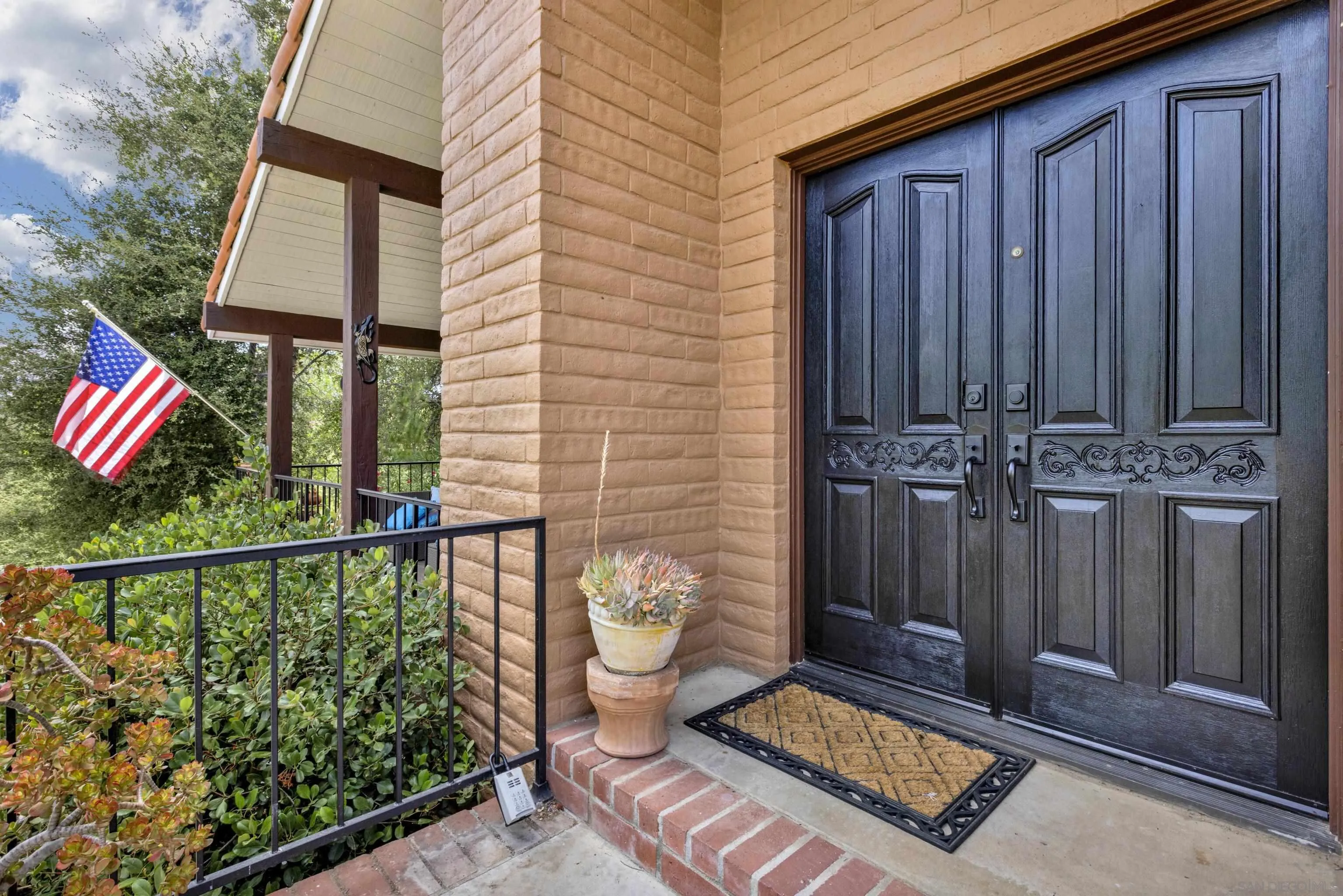 https://cdn.realtyfeed.com/cdn/127/220020611/2f9e36585e979140258169bafd9501d0.webp