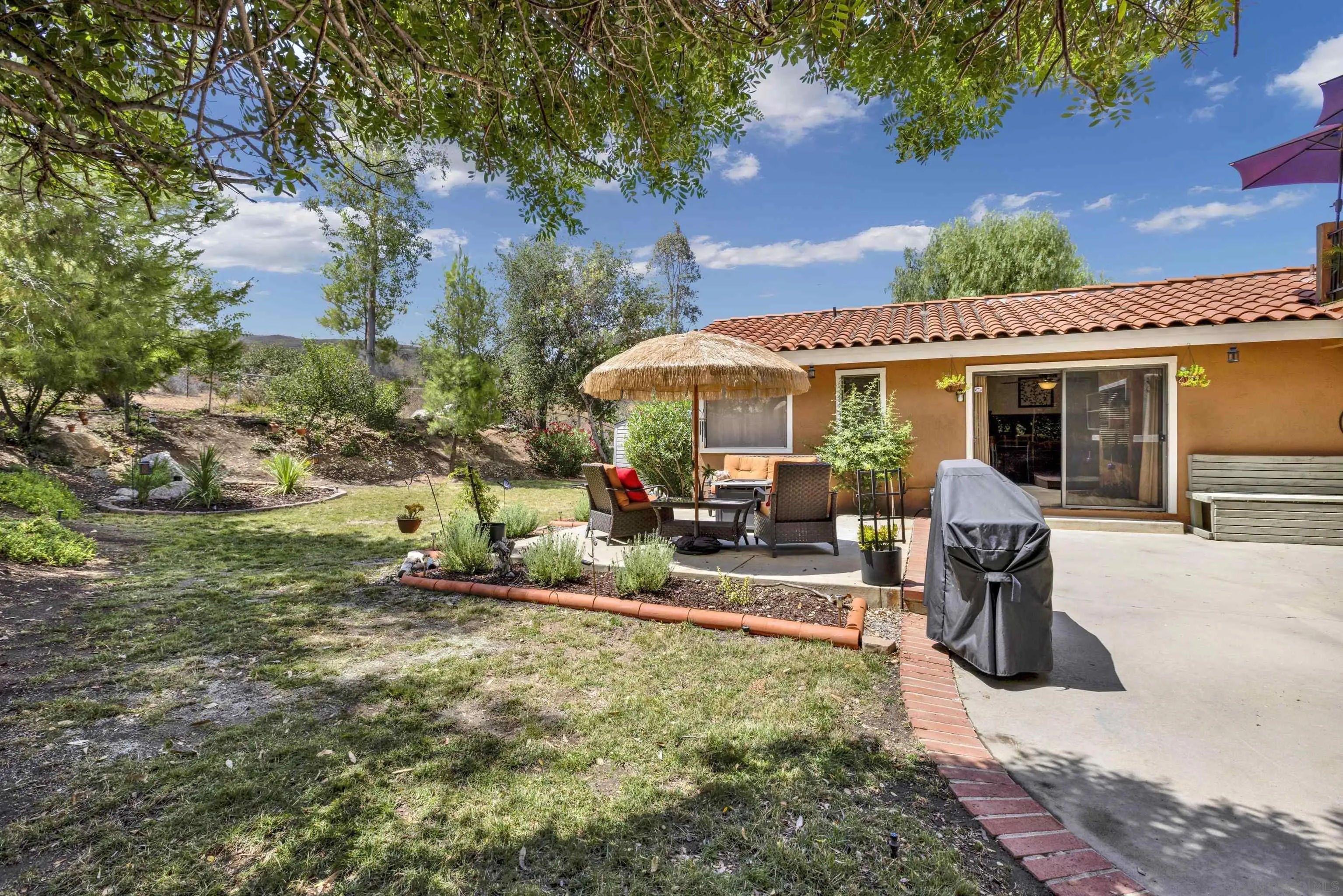 https://cdn.realtyfeed.com/cdn/127/220020611/913d295d6bf448451cae602f8e30be5d.webp