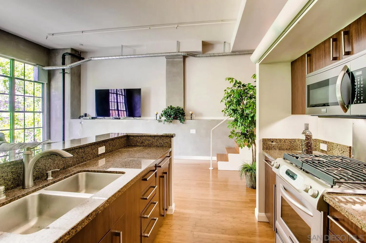 https://cdn.realtyfeed.com/cdn/127/220020638/4ae1a95586bffbda42f424822236198a.webp