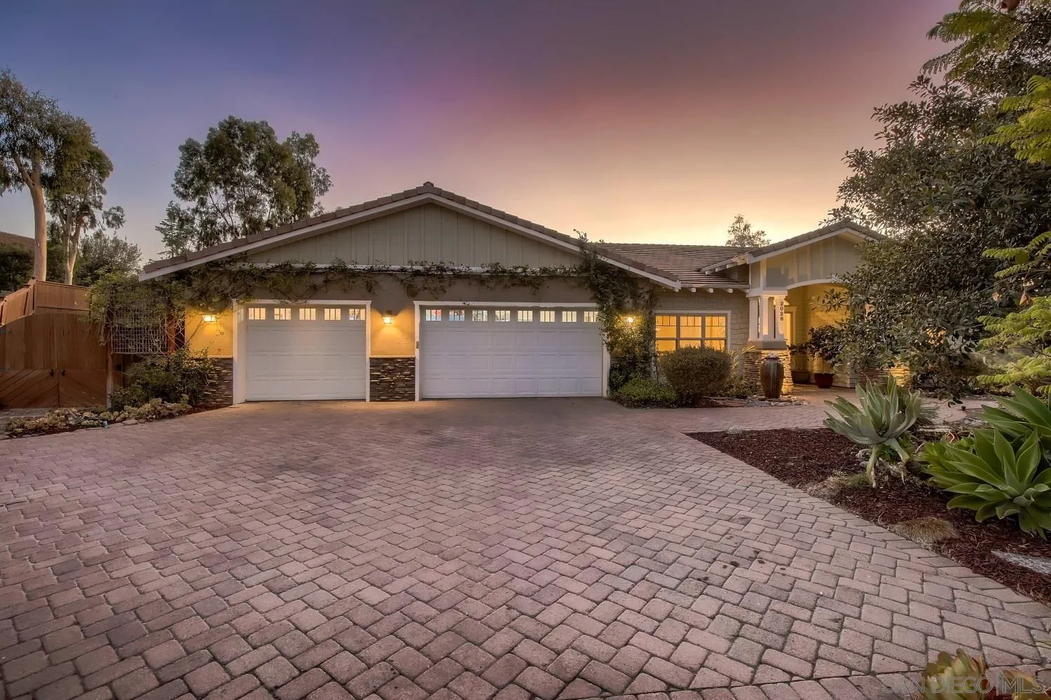 https://cdn.realtyfeed.com/cdn/127/220021052/cd35d3d98f69d1e3b138c9044900e417.webp