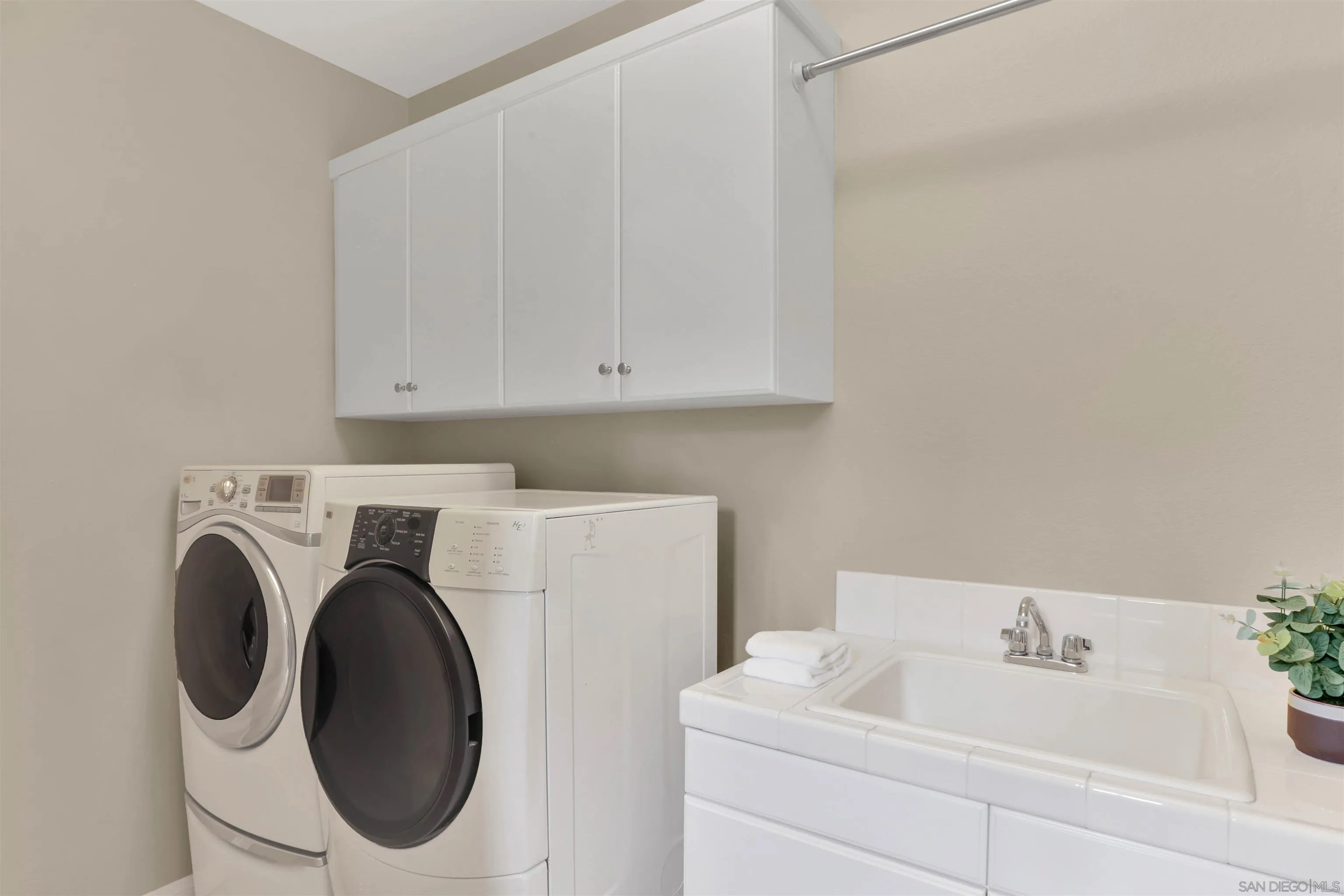 https://cdn.realtyfeed.com/cdn/127/220021343/a903afa578d26fc241183095fdd9c6c1.webp
