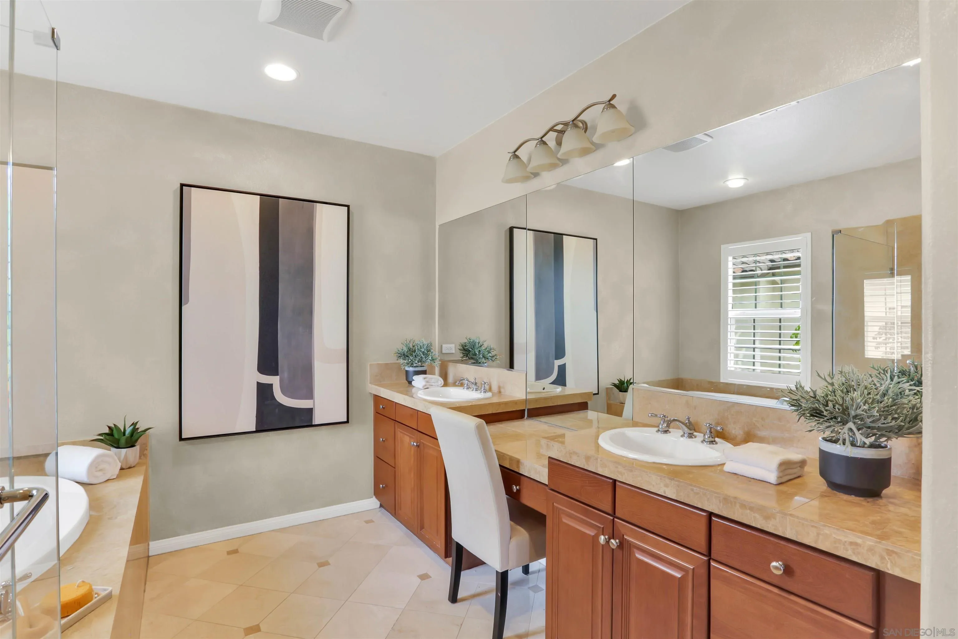 https://cdn.realtyfeed.com/cdn/127/220021343/ba285cde6b54a7145ef939fb451894da.webp