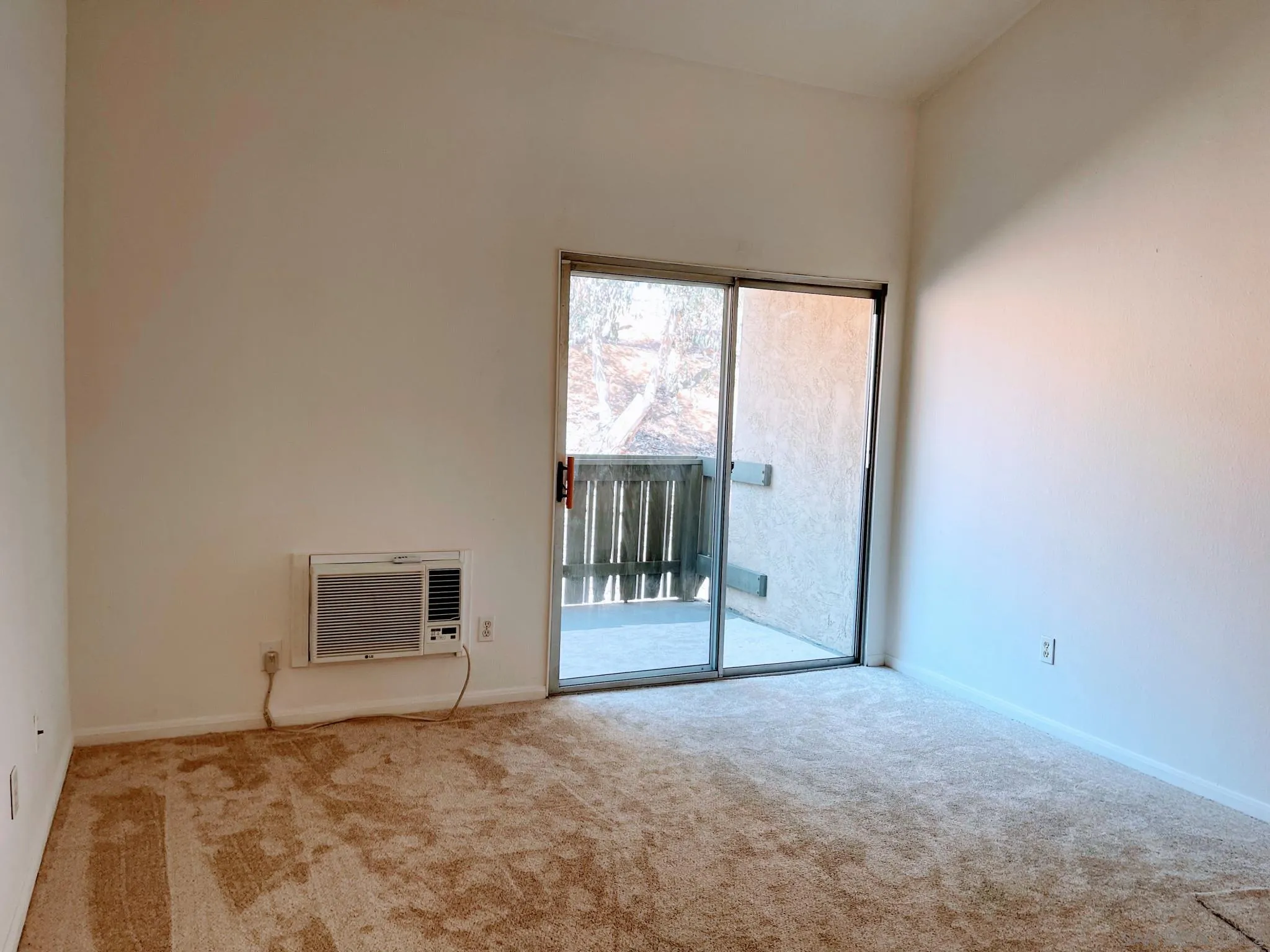 https://cdn.realtyfeed.com/cdn/127/220021438/8f88b34a70bc97bd70e4f709a8f08eef.webp